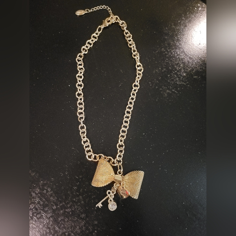 Beautiful Guess Gold Bow Pendant Necklace